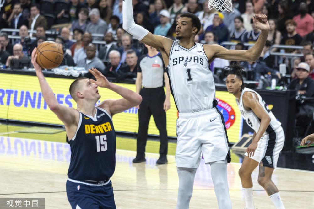 夸张的姿态 夸张的姿态