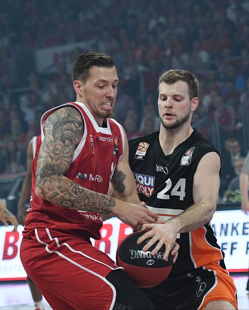 两位球员成 两位球员成